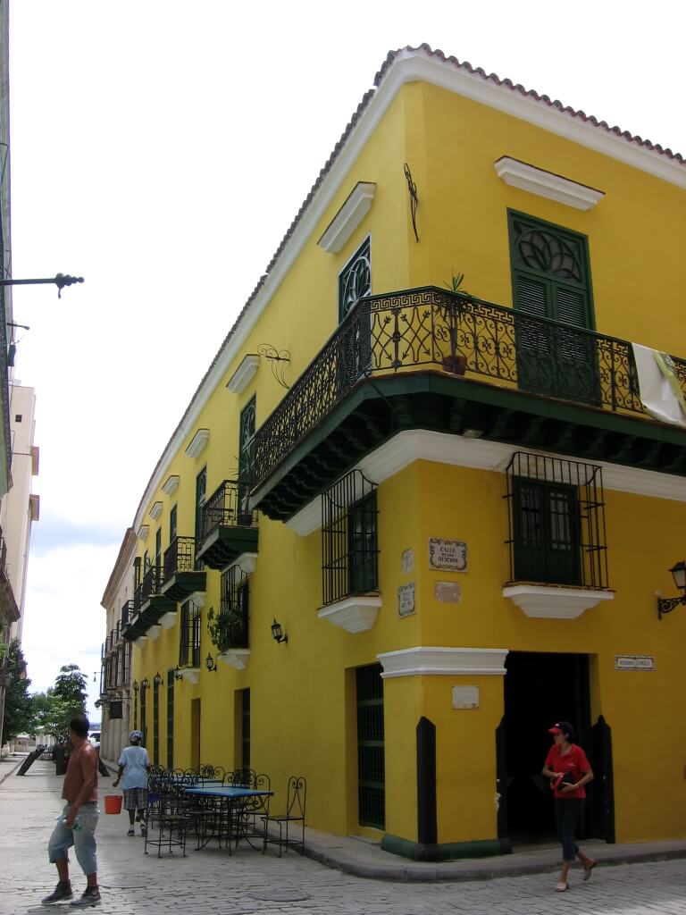 Cuba-building-Glimpses-of-the-World