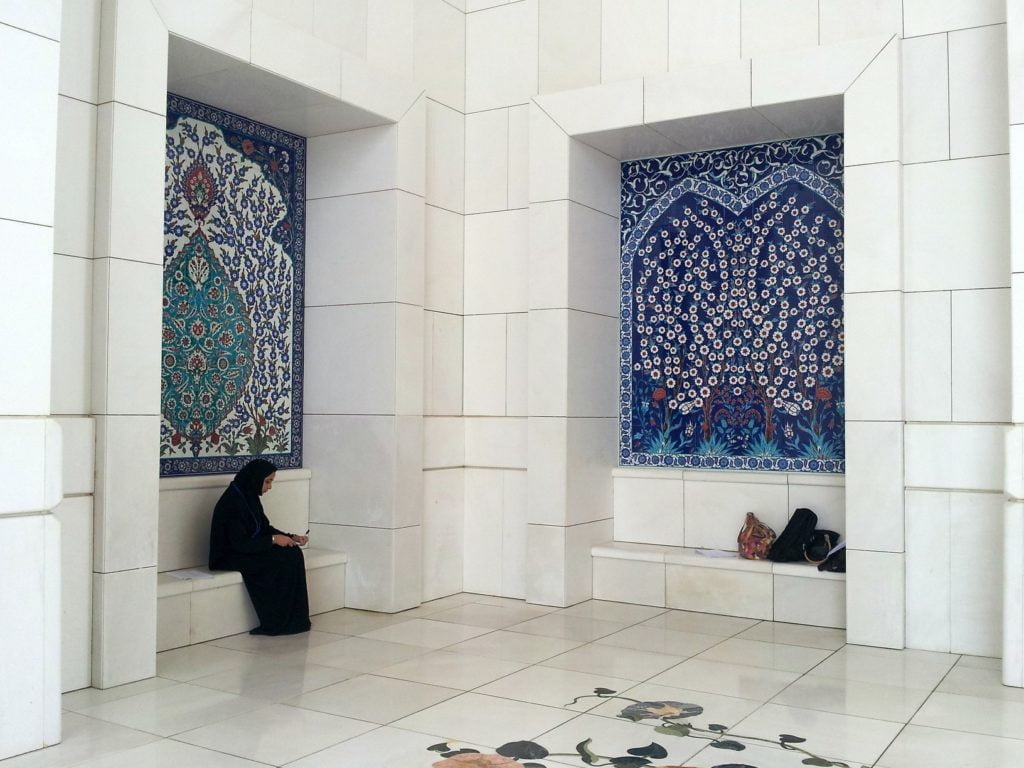 Dubai: VISITING THE GRAND MOSQUE (11)