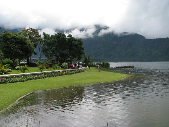 Travel-to-Bali-Ulun-Danu-Beratan-Glimpses-of-The-World