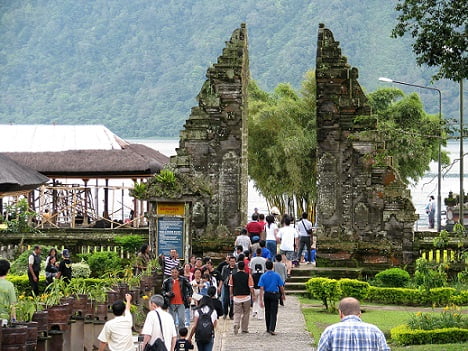 Travel-to-Bali-Ulun-Danu-Beratan-Glimpses-of-The-World