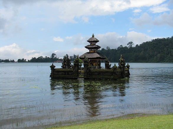 Travel-to-Bali-Ulun-Danu-Beratan-Glimpses-of-The-World