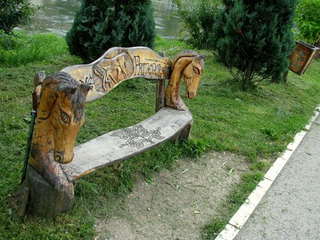 Serbia-travel-wooden-sculpture-Glimpses-of-The-World